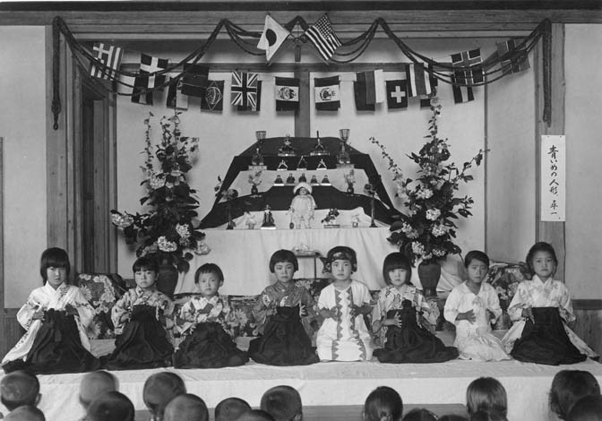 3912-photo-of-Japanese-children-welcome-party-for-American-dolls-Yamanashi-Prefecture